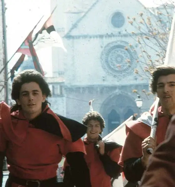 Sbandieratori di Assisi ad Assisi nel 1976, foto d’archivio