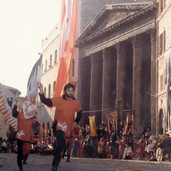 Sbandieratori di Assisi ad Assisi nel 1976, foto d’archivio