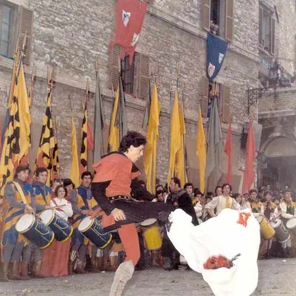 Sbandieratori di Assisi ad Assisi nel 1977, foto d’archivio