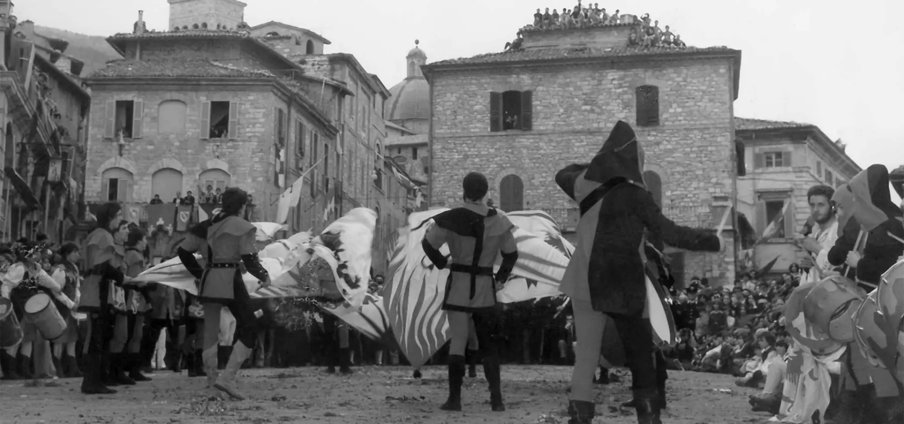 Sbandieratori di Assisi durante uno spettacolo nel 1977