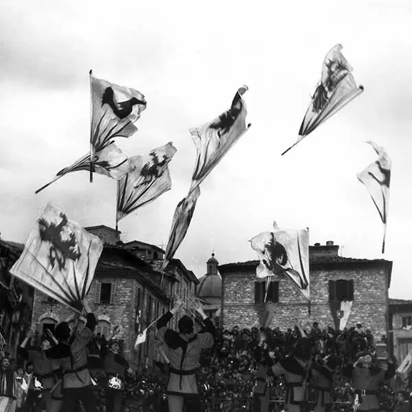 Sbandieratori di Assisi ad Assisi nel 1979, foto d’archivio