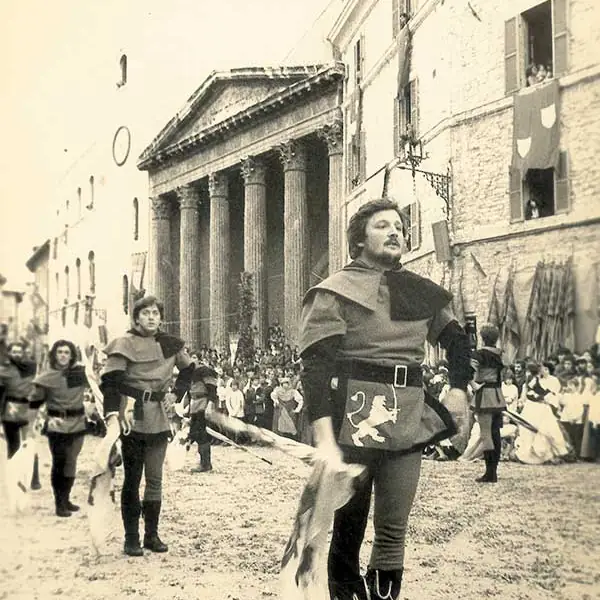 Sbandieratori di Assisi ad Assisi nel 1979, foto d’archivio