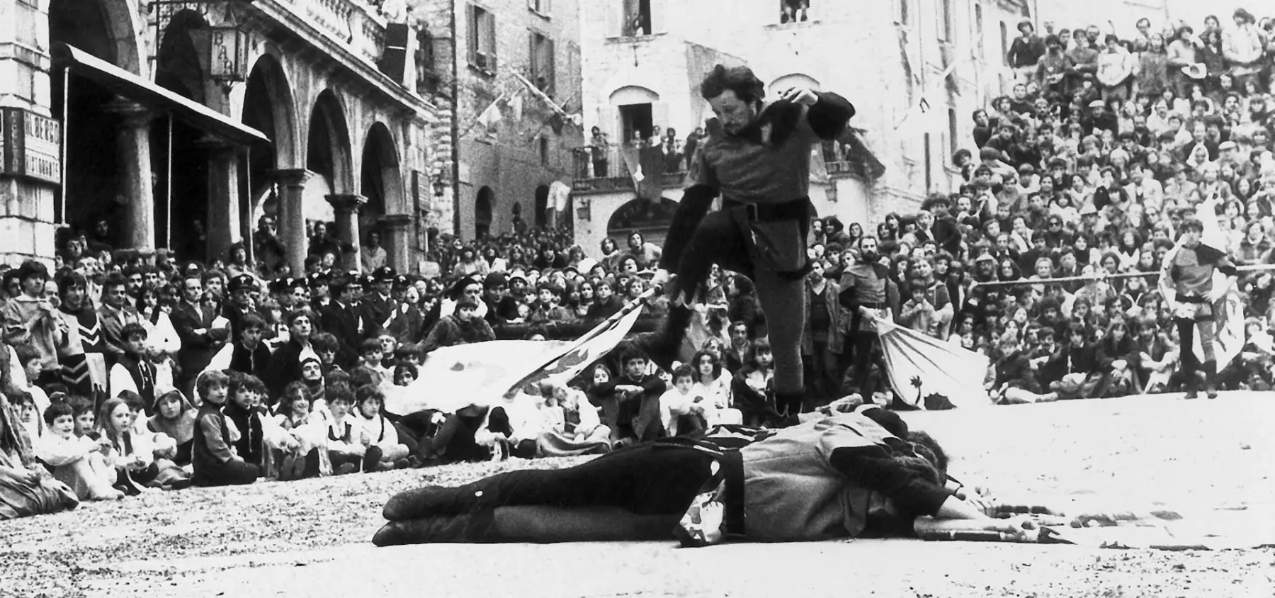 Sbandieratori di Assisi durante uno spettacolo nel 1979