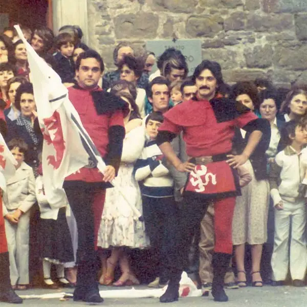 Sbandieratori di Assisi ad Assisi nel 1980, foto d’archivio