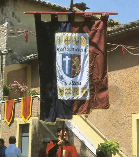 Sbandieratori di Assisi ad Assisi nel 1980, foto d’archivio
