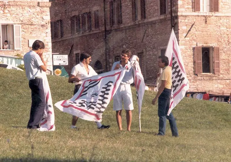 Sbandieratori di Assisi ad Assisi nel 1981, foto d’archivio