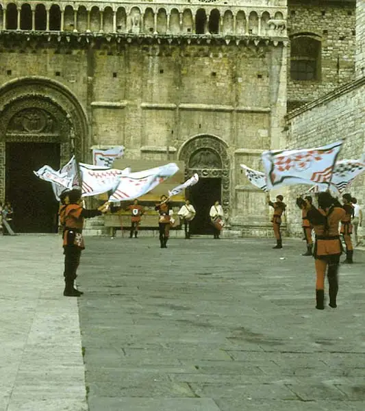 Sbandieratori di Assisi ad Assisi nel 1981, foto d’archivio