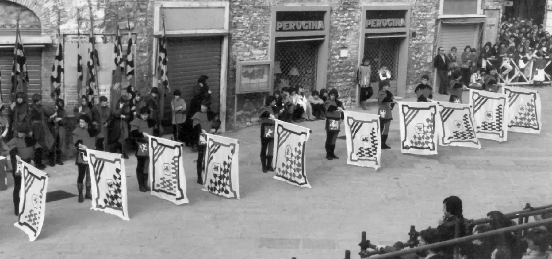 Sbandieratori di Assisi durante uno spettacolo nel 1981