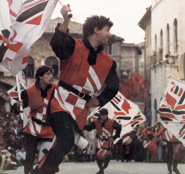 Sbandieratori di Assisi ad Assisi nel 1982, foto d’archivio