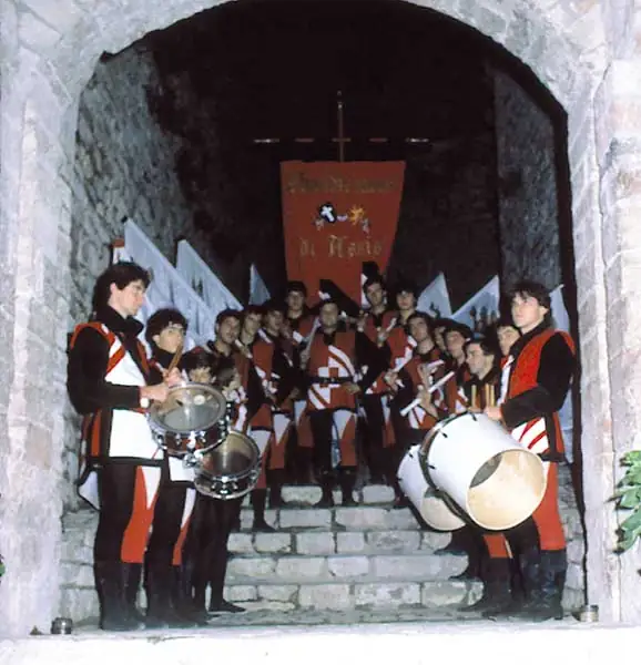 Sbandieratori di Assisi ad Assisi nel 1982, foto d’archivio
