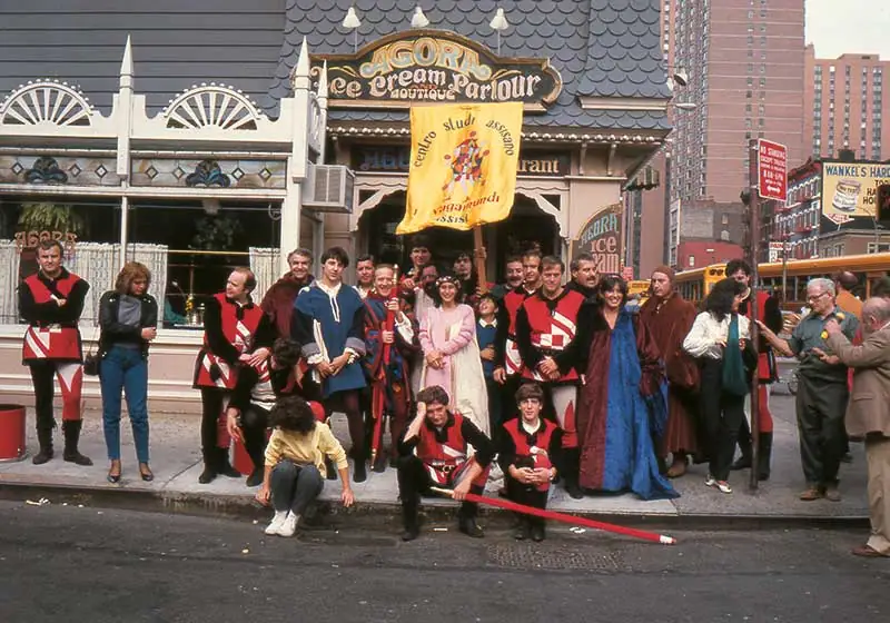 Sbandieratori di Assisi ad Assisi nel 1984, foto d’archivio
