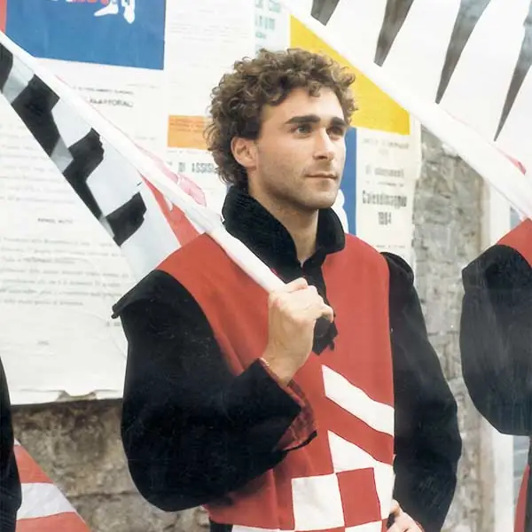 Sbandieratori di Assisi ad Assisi nel 1984, foto d’archivio