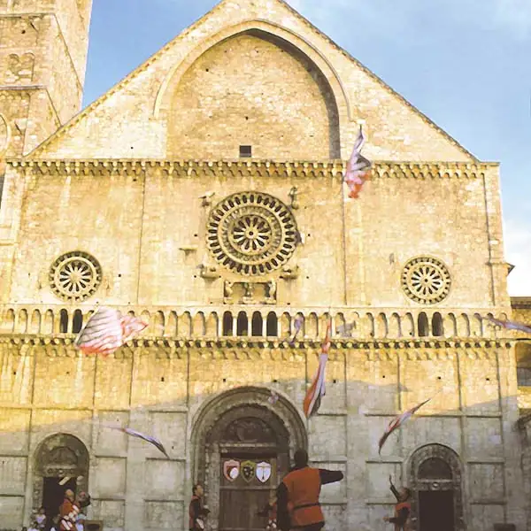Sbandieratori di Assisi ad Assisi nel 1984, foto d’archivio