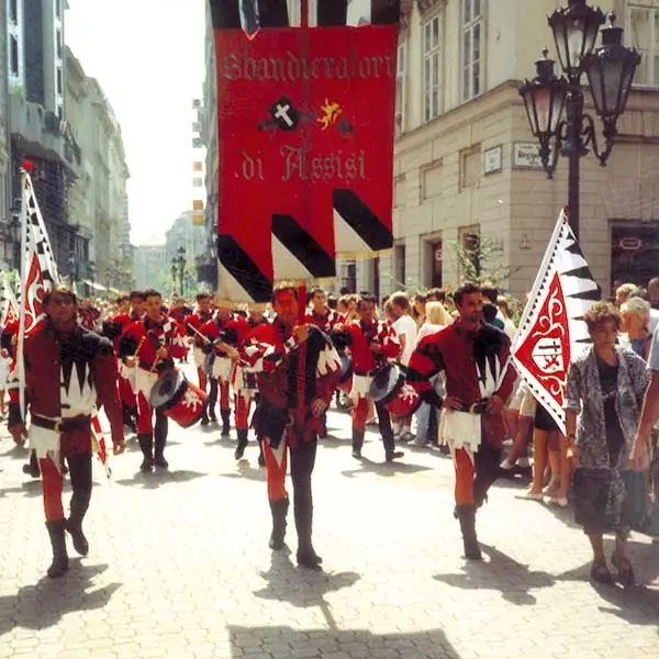 Sbandieratori di Assisi ad Assisi nel 1989, foto d’archivio
