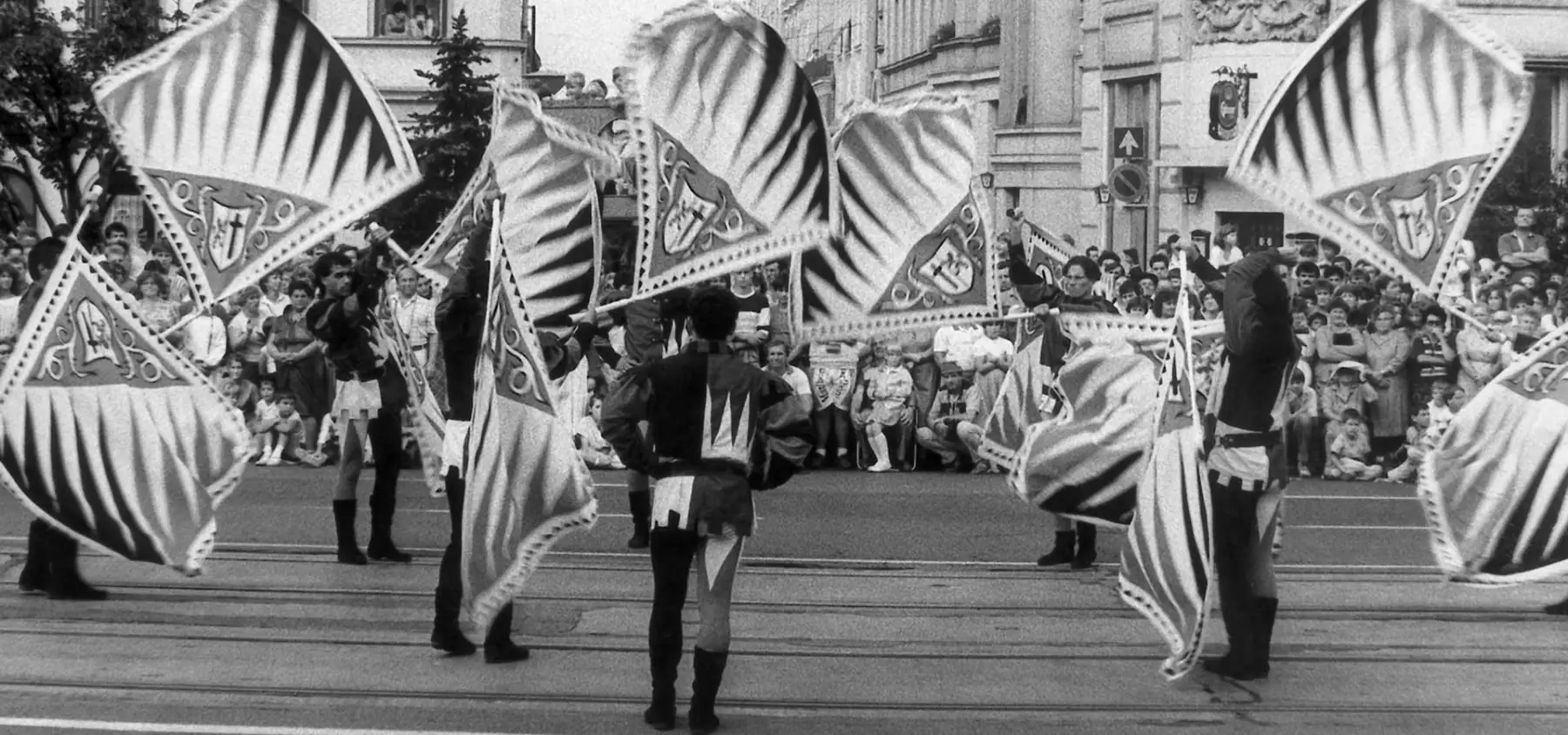 Sbandieratori di Assisi durante uno spettacolo nel 1989