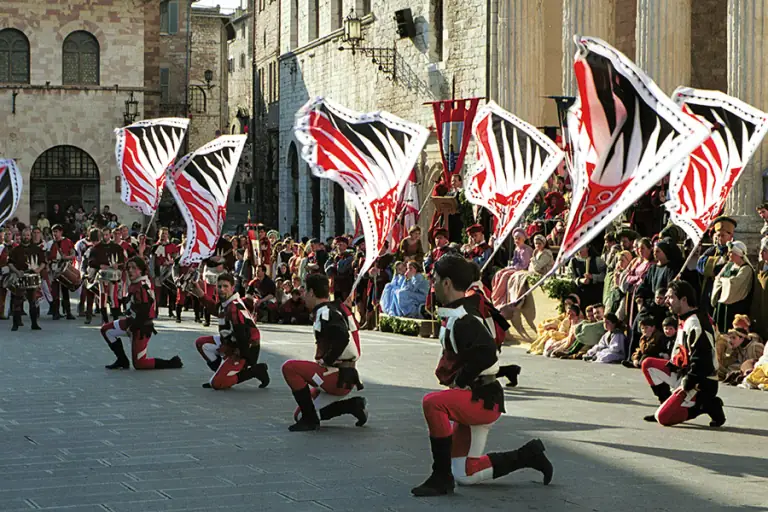 Sbandieratori di Assisi ad Assisi nel 1998