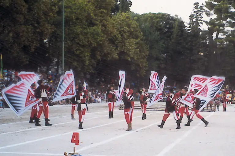 Sbandieratori di Assisi a Sarnano nel 1998