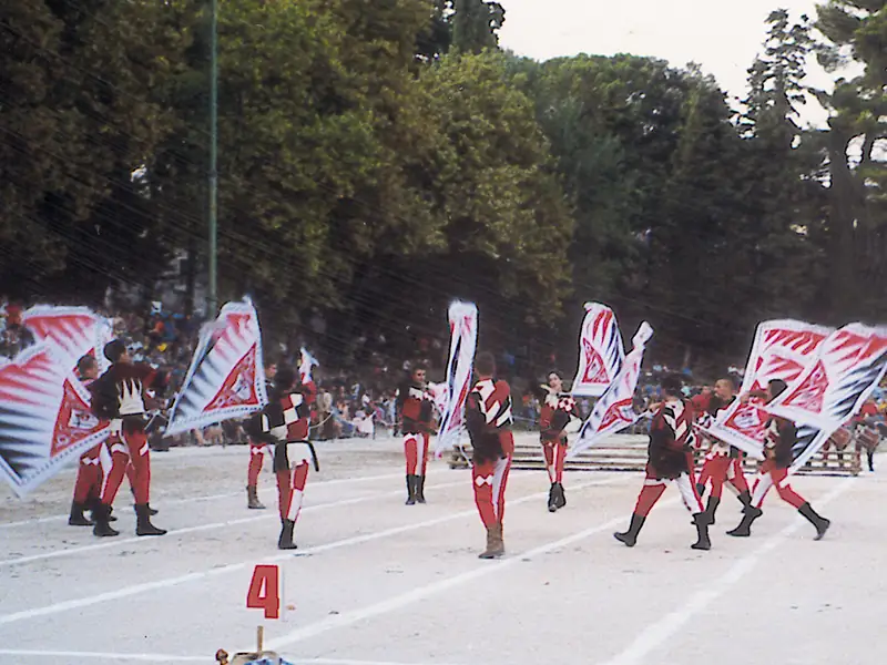 Sbandieratori di Assisi a Sarnano nel 1998