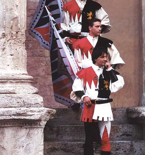 Sbandieratori di Assisi ad Assisi nel 2001, foto d’archivio