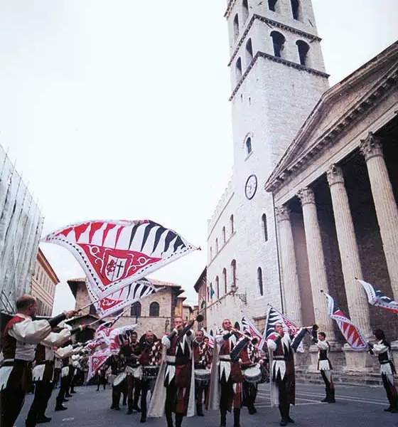 Sbandieratori di Assisi ad Assisi nel 2001, foto d’archivio