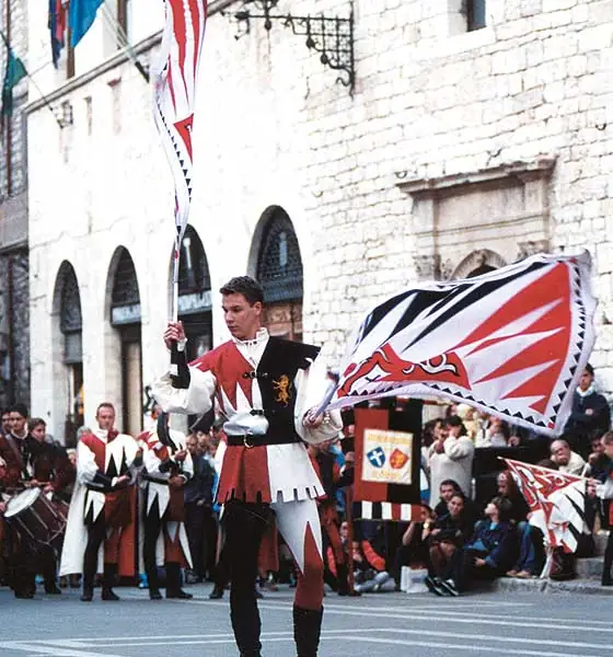 Sbandieratori di Assisi ad Assisi nel 2001, foto d’archivio