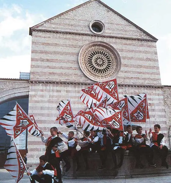 Sbandieratori di Assisi ad Assisi nel 2001, foto d’archivio