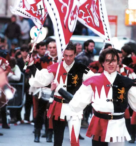 Sbandieratori di Assisi ad Assisi nel 2003, foto d’archivio