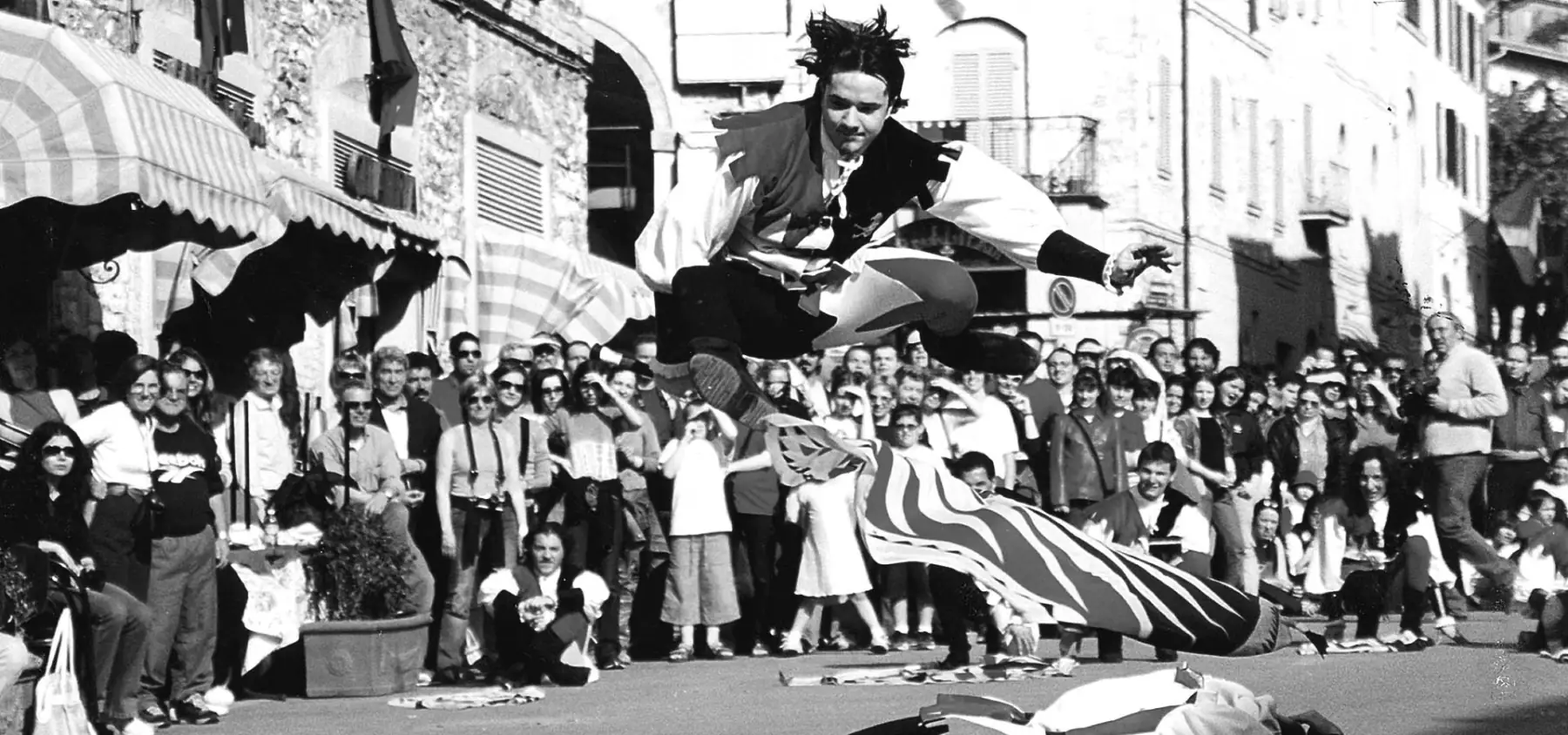 Sbandieratori di Assisi durante uno spettacolo nel 2003