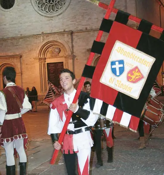 Sbandieratori di Assisi ad Assisi nel 2004, foto d’archivio