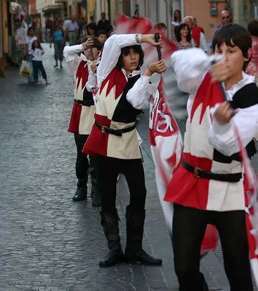 Sbandieratori di Assisi ad Assisi nel 2007, foto d’archivio