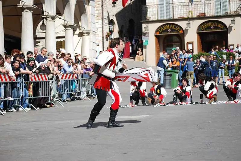 Sbandieratori di Assisi nel numero di il Giullare, 2009