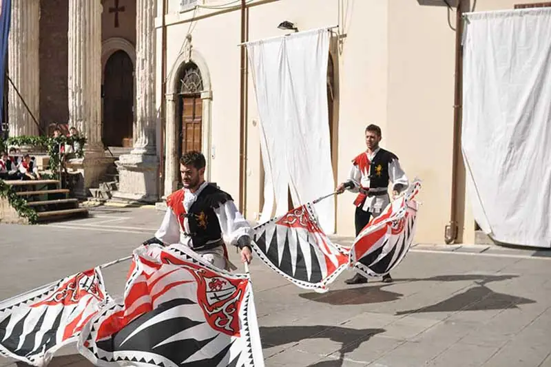 Sbandieratori di Assisi nel numero di il Duello, 2012