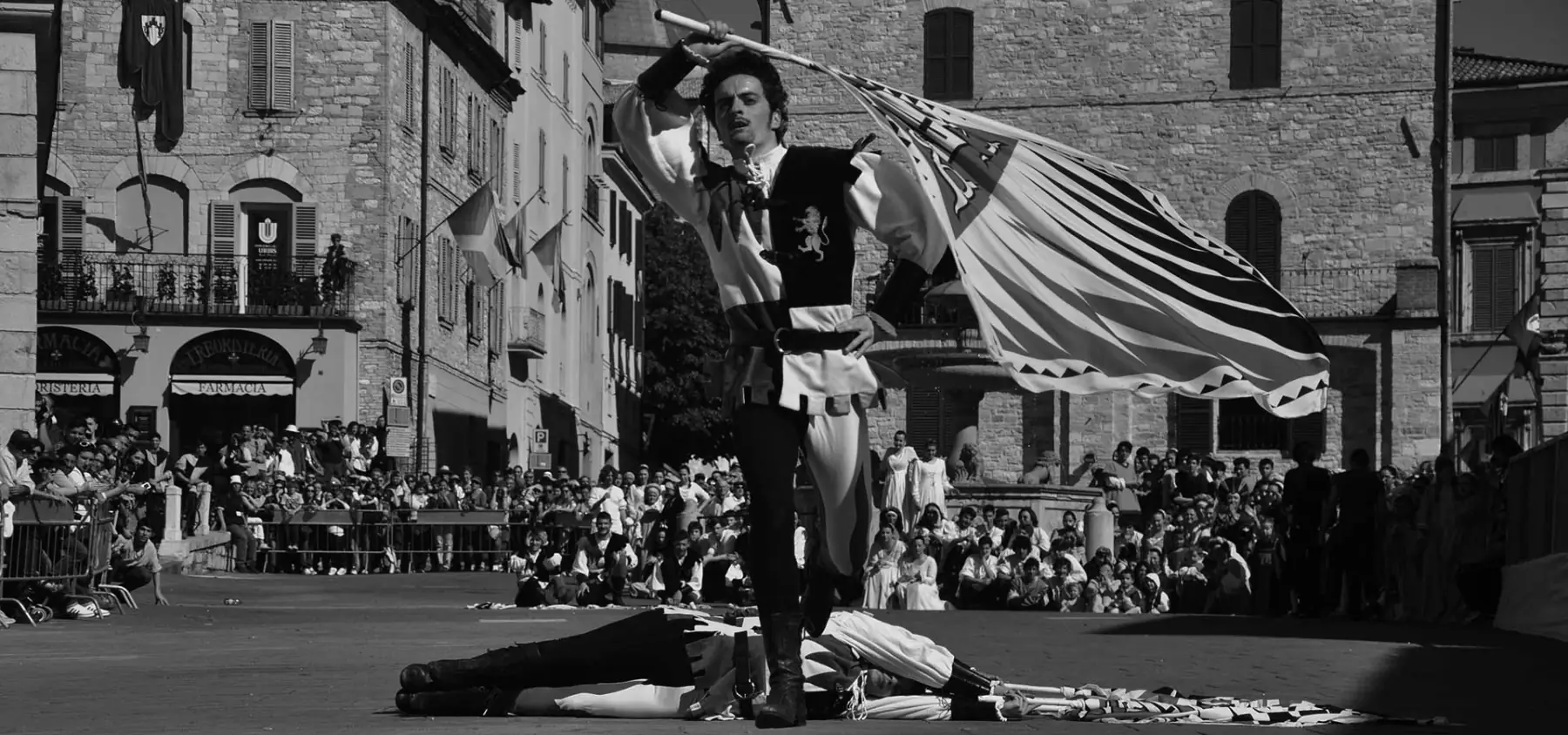 Sbandieratori di Assisi durante uno spettacolo nel 2012