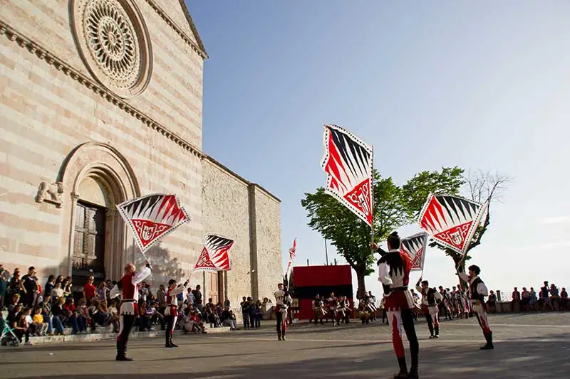 Sbandieratori di Assisi nel numero di la Piccola Squadra, 2013