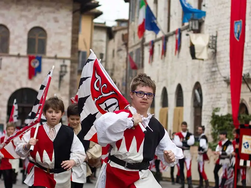 Sbandieratori di Assisi ad Assisi nel 2013, foto d’archivio