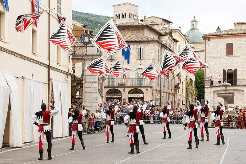 Sbandieratori di Assisi nel numero di la Grande Squadra, 2015