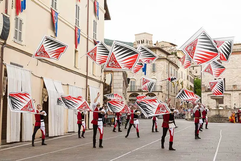 Sbandieratori di Assisi nel numero di il Turrione, 2015