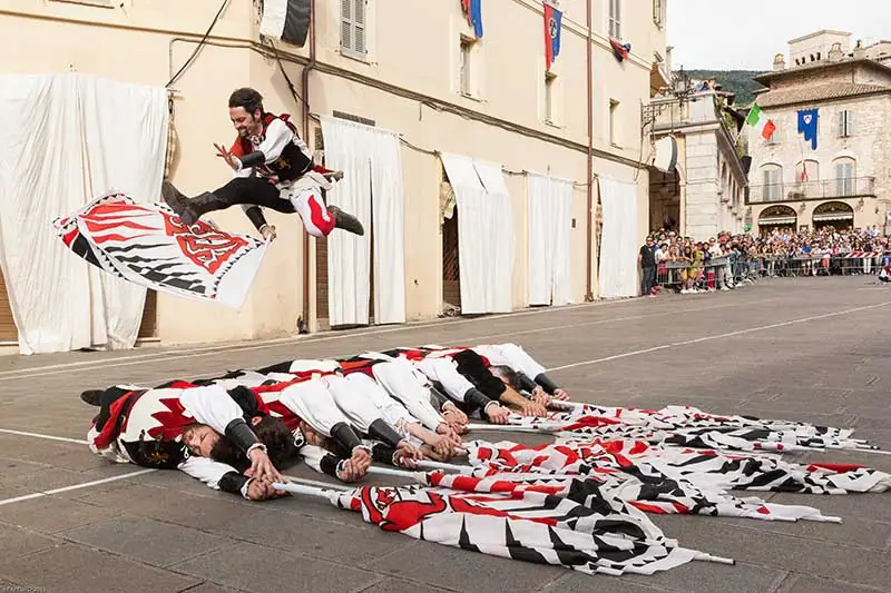Sbandieratori di Assisi nel numero di il Fiocco, 2015
