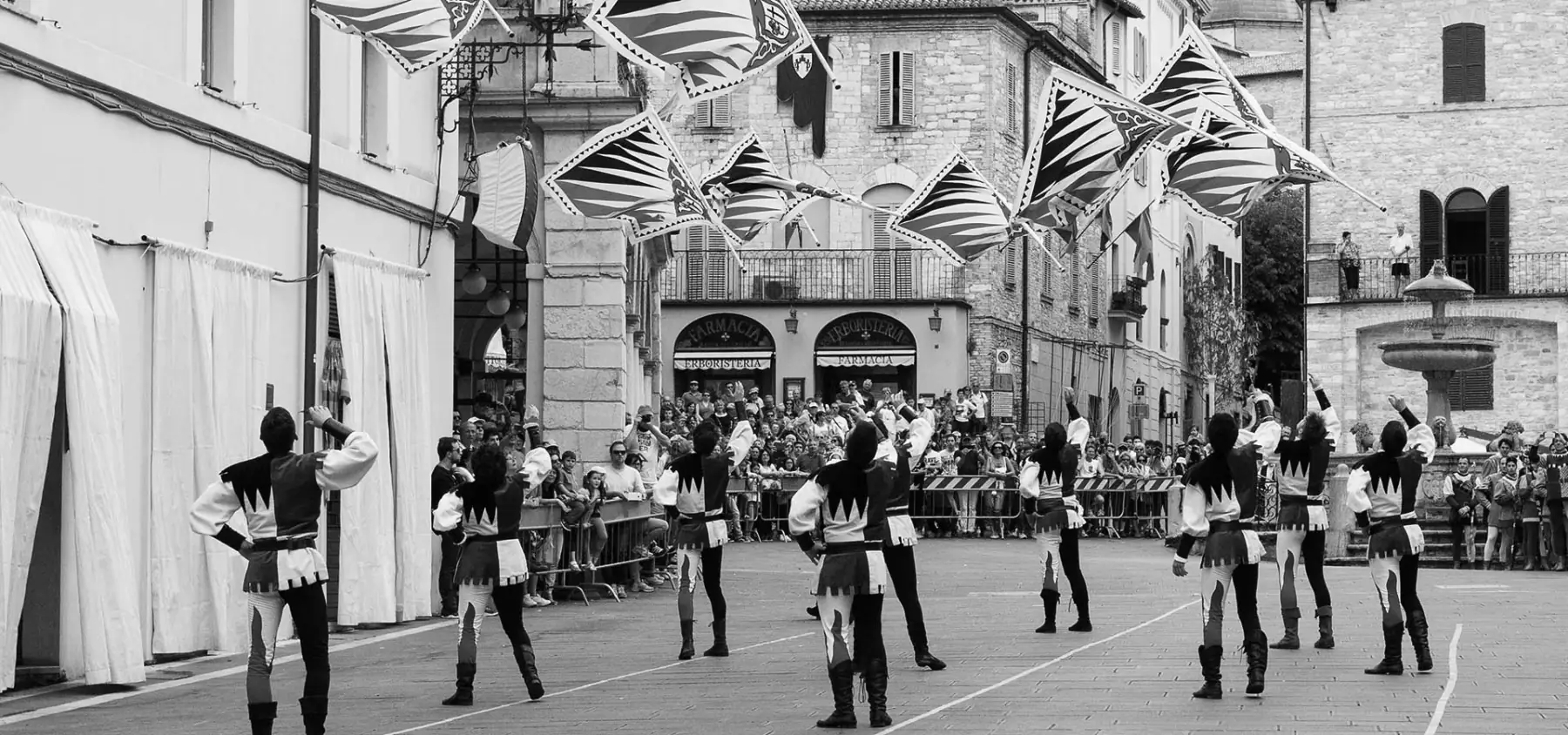 Sbandieratori di Assisi durante uno spettacolo nel 2015