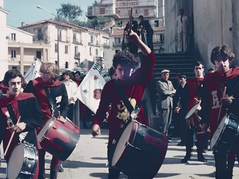 Sbandieratori di Assisi a Calabria nel 1977