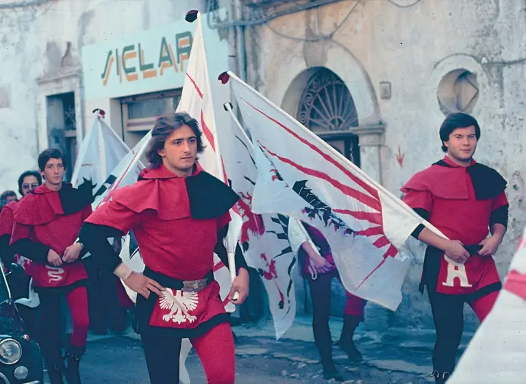 Sbandieratori di Assisi a Calabria nel 1977