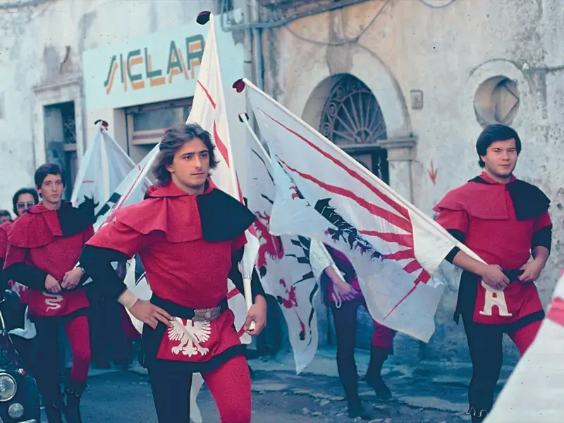Sbandieratori di Assisi a Calabria nel 1977