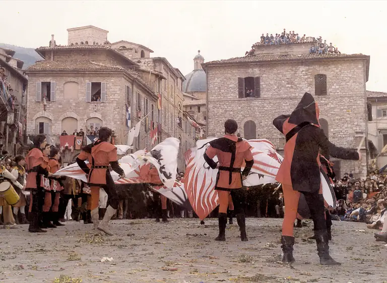 Sbandieratori di Assisi ad Assisi nel 1977