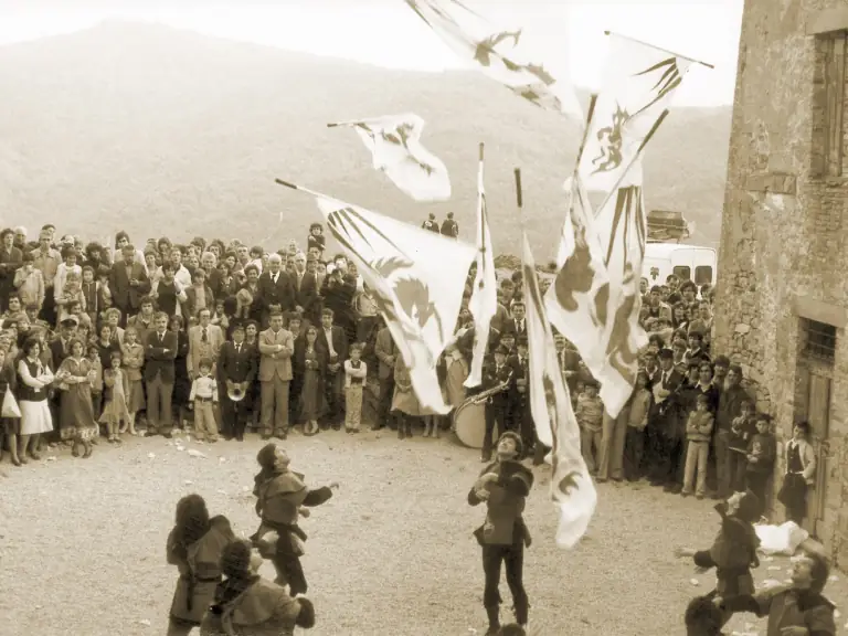 Sbandieratori di Assisi a Migliano nel 1980