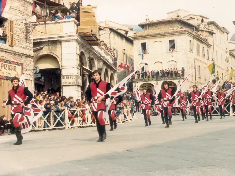 Sbandieratori di Assisi ad Assisi nel 1982