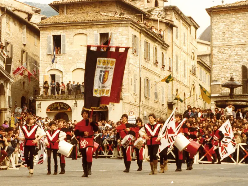 Sbandieratori di Assisi ad Assisi nel 1982