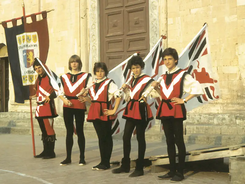 Sbandieratori di Assisi ad Assisi nel 1982