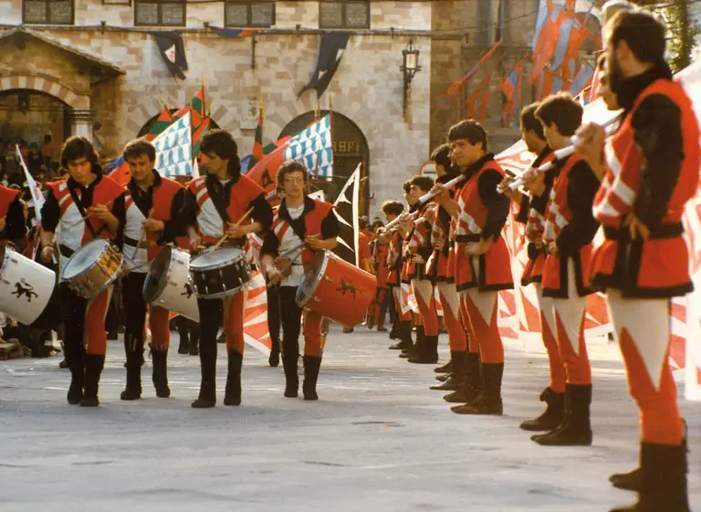 Sbandieratori di Assisi ad Assisi nel 1983