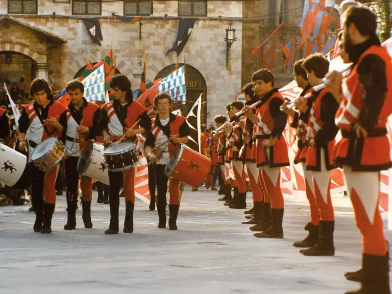 Sbandieratori di Assisi ad Assisi nel 1983