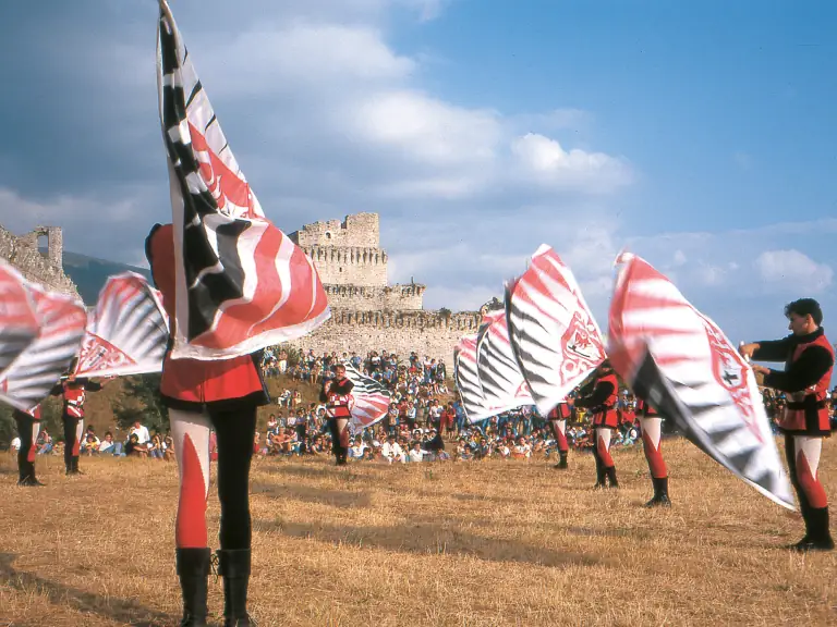 Sbandieratori di Assisi ad Assisi nel 1985